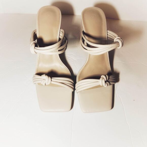 NWOT Cream Colored Slip On Open Square Toe Chunky Heels Size 9 - Picture 1 of 10